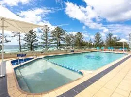 Beachfront 2-Bed with Pool, BBQ & Tennis Court
