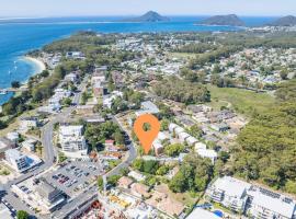 Sunset Towers, 1-25 Donald St- in the heart of town with Wi-Fi and Air Con, golfový hotel v destinaci Nelson Bay