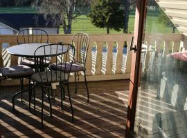 Boende på landet nära sjö med båt, strandhotel in Markaryd