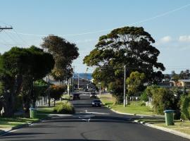 Entire guesthouse walking to beach, guest house in Rosebud