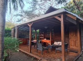 Congos Hostal y Camping, guest house in Playa Hermosa