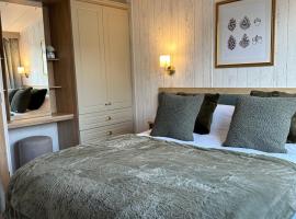 Luxury Lakeside Lodge, Hot Tub & Private Fishing, glamping site in Tattershall