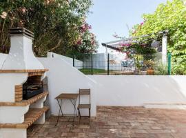 3 bedroom villa, 10min walk to shops, bars & beach: Luz şehrinde bir otel