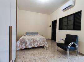 Apto Mobiliado c/ Ar Cond - JD Universitário, khách sạn gia đình ở Barretos