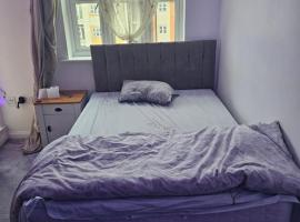 Big double room with bathroom in 2 bedroom flat kitchen is shared, hótel í Harrow on the Hill