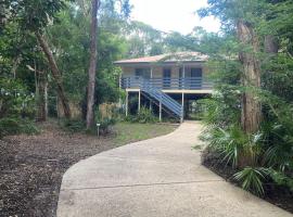 6 Redwood Court Rainbow Shores - Pets Welcome Fenced yard, hotel in Rainbow Beach