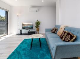 Chic 2-Bed Home with Backyard, BBQ & Parking, αγροικία σε Phillip