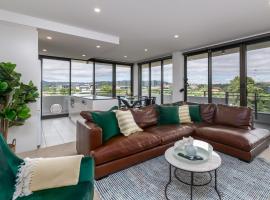 Spacious 2-Bed, Stunning Views in Central Canberra, family hotel in Kingston 