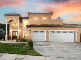 Luxurious Estate w/ Heated Pool and Amazing Views, country house in San Bernardino