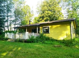 Cozy cottage in Vollsjo, sumarhús í Vollsjö