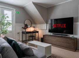 Guestly Homes - 2BR Central Charm, hotell i Boden