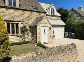 Large Stylish Luxury Cotswold Cottage - ideal for families, w/ EV charging