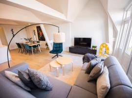 Grandly 3 Bedroom Serviced Apartment 83m2 -NB306G-, hytte i Rotterdam