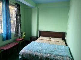 Shri Balaji Homestay, δωμάτιο σε οικογενειακή κατοικία σε Ghum