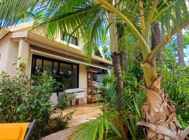 jacuzzi et piscine villa Akiba, Hotel in Bois dʼOlive