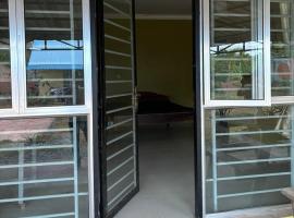 2 Sisters Garden Bungalows, homestay di Kampot