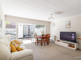 5 bedroom modern house, private spacious backyard, hotel with parking in Lower Hutt