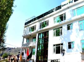 Hotel Green Leaf , Srinagar, hotel dekat Bandara Srinagar - SXR, Srinagar