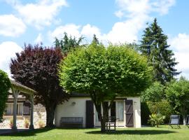 Les Longuives, hotel con estacionamiento en Bois-le-Roi