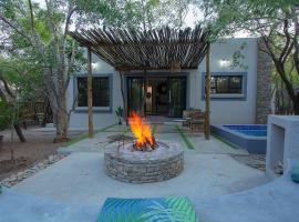 EDJAMI Guest House, hotel con pileta en Marloth Park
