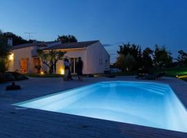 la villa d'Ariane-piscine-jaccuzi-15 mn Mer, Hotel in Vendargues