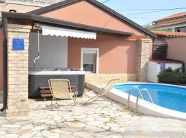 KUČA S BAZENOM Emanuela