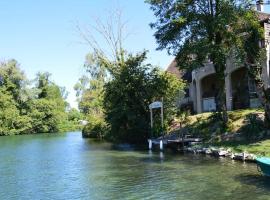 Ô Pied Dans l'O, villa pieds dans l'eau à proximité du Lac du Bourget / Aix les Bains, готель у місті Шана