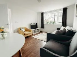 Sophisticated 2BR retreat for Contractors in charming Hinckley