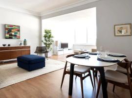 Elegant and bright apartment in Estoril, готель у місті Ештуріл