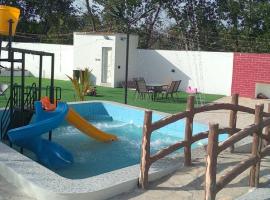 MY HOTEL AL YAQOT 3 POOLS VILLA - NIZWA, hytte i Nizwa