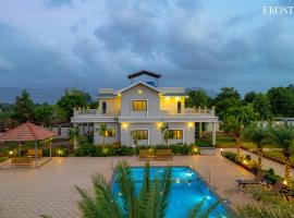 Ekostay Gold Palm Estate I Cricket Turf I Rain Dance I 2 Acre Property, villa in Karjat