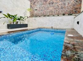 Seafront Beach House in St.Julians, hotel u Sliemi