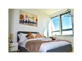 Modern 2 Bed 2 Bath Bracknell with Free Parking