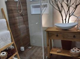 Curta a terra dos Dinos na casa verde, hotel in Miguel Pereira