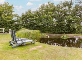 Farmhouse oasis with garden, pond and idyllic surroundings, casa de férias em Beernem