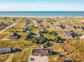 Cozy thatched cottage with pool by the sea - SJ450, hotel din Harboør