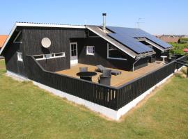 Uniquely located wooden cottage by the sea - SJ1, feriehus i Harboør