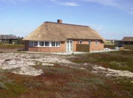 Cottage with wood-burning stove by the sea - SJ760, casa a Harboør