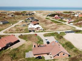 Holiday home with spa and pool by the sea - SJ670, casa o chalet en Harboør