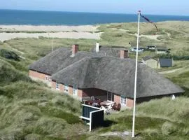 Thatched house with pool by the sea - SJ690