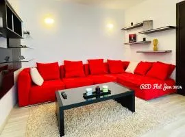 RED FLAT 2BR with Luxurious King Bed & Hot Tub