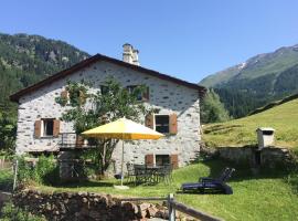 Romantic standalone 5 room cottage in Valposchiavo, cabana o cottage a Poschiavo