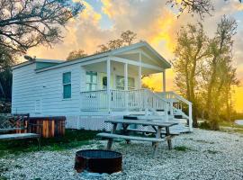 The Perch- Texas Tiny Haus with amazing views, casă de vacanță din Spring Branch