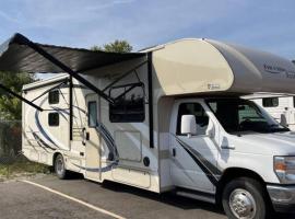 32 ft Motorhome Sleeps 10, cottage di Springfield