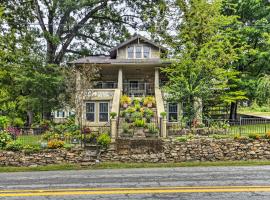 Historic Hardy House on Main Street with Fire Pit!, alquiler vacacional en Hardy