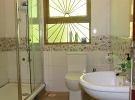 Kampala 5-Beds Sleeps 8 with Garden & Parking