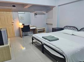 Toucan Bed and Cafe, hotell i Samutprakarn