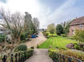 Riverside 1 Bed Basement Flat near Hampton Court Palace