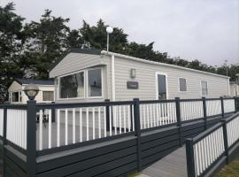 Fairview - with enclosed decking, hotel in Rye Harbour
