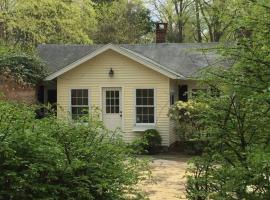 Idyllic New England Cottage, hotel v destinaci Wilton